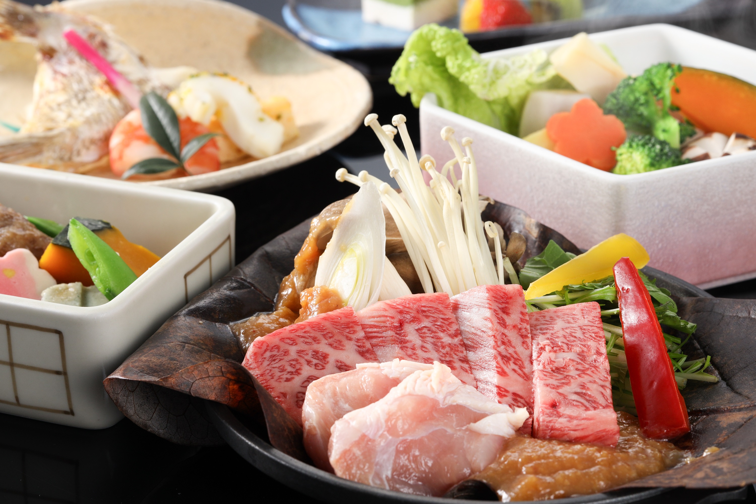 地元飛騨牛や恵那鶏や野菜を甘めの味噌で香ばしく焼いた「朴葉焼き（ほうばやき）」はご飯が進む一品です。飛騨牛の治部煮や鯛のカマの塩焼き、お刺身などのほか、季節の野菜は蒸し焼きにして料理長手作り荏胡麻味噌でお召し上がりください♪