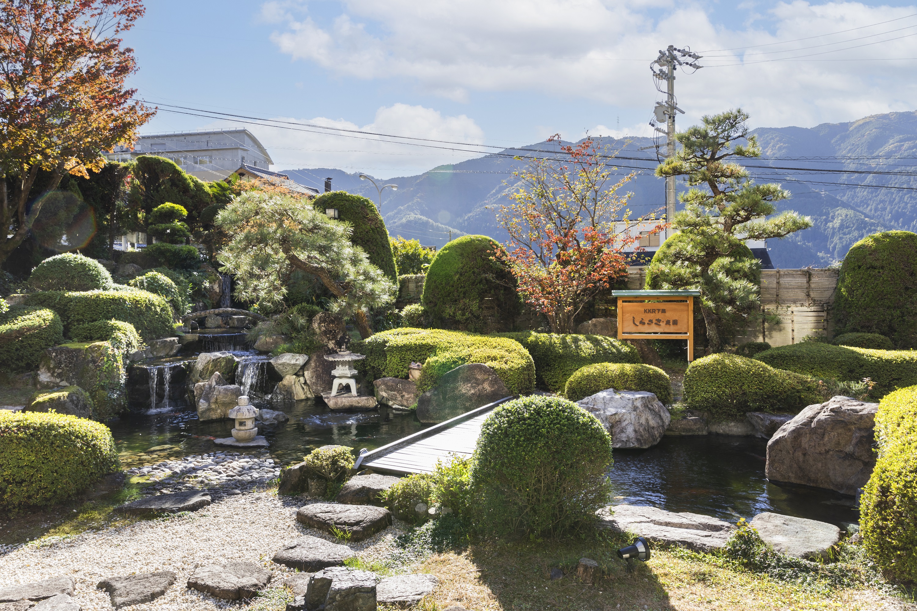 山々を借景にした日本庭園で季節の移ろいを感じます。春の花々。夏の空。秋の紅葉。冬の雪景色。下呂の四季をお楽しみください。
