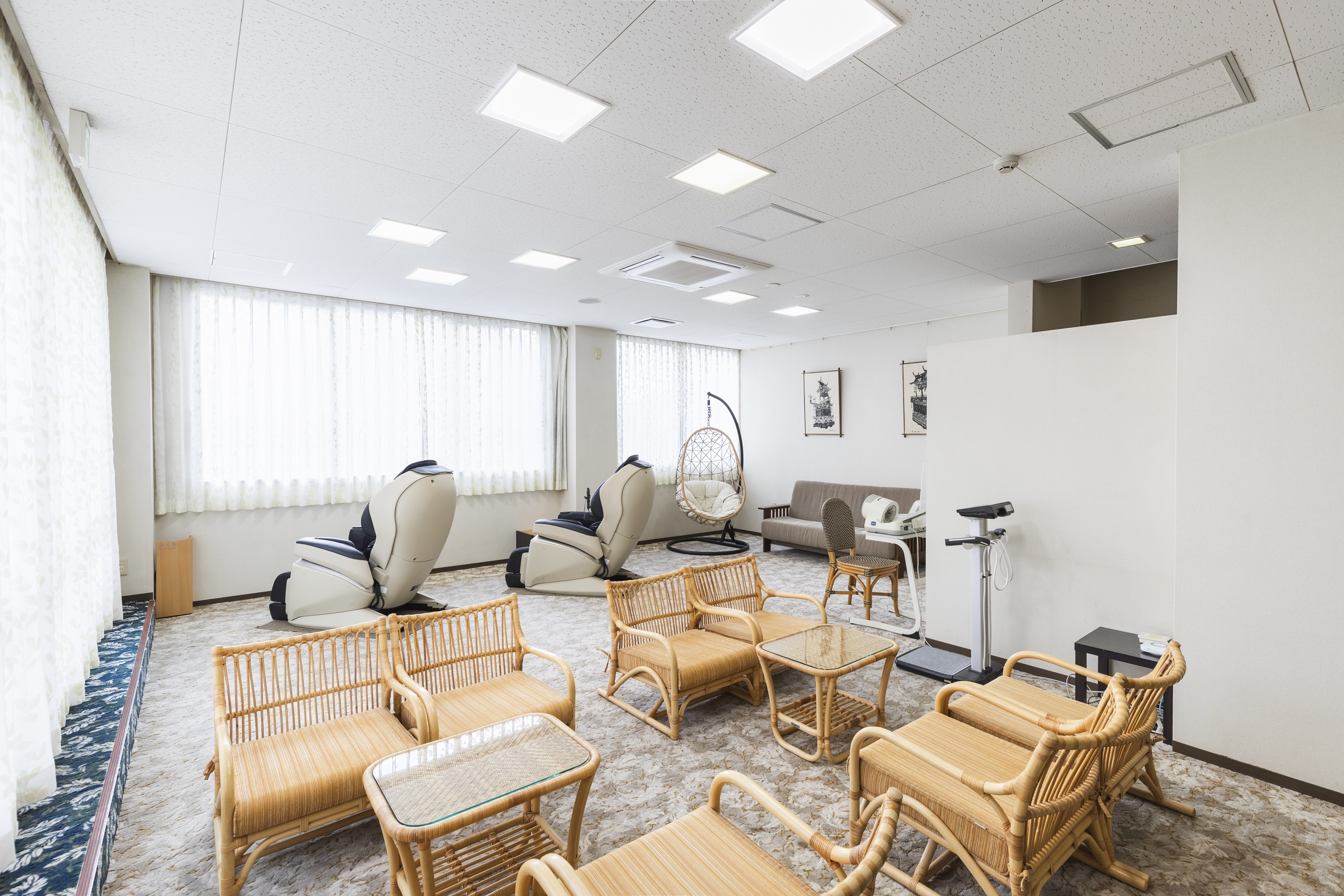 大浴場となりの休憩スペースにはマッサージ器（２台）・血圧計・体組成計がすべて【無料」でご利用いただけます。