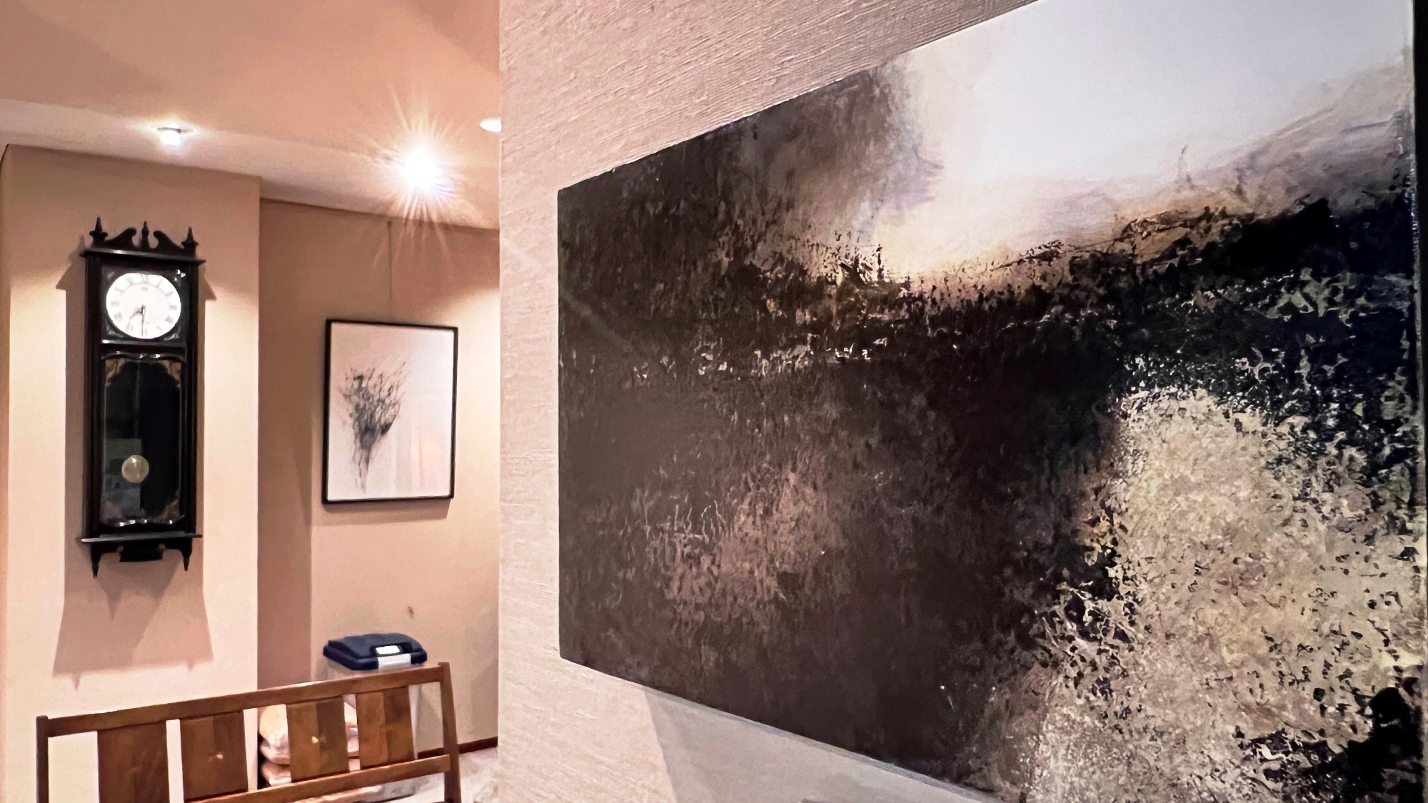 ロビーには様々なアーティストの作品が飾られています