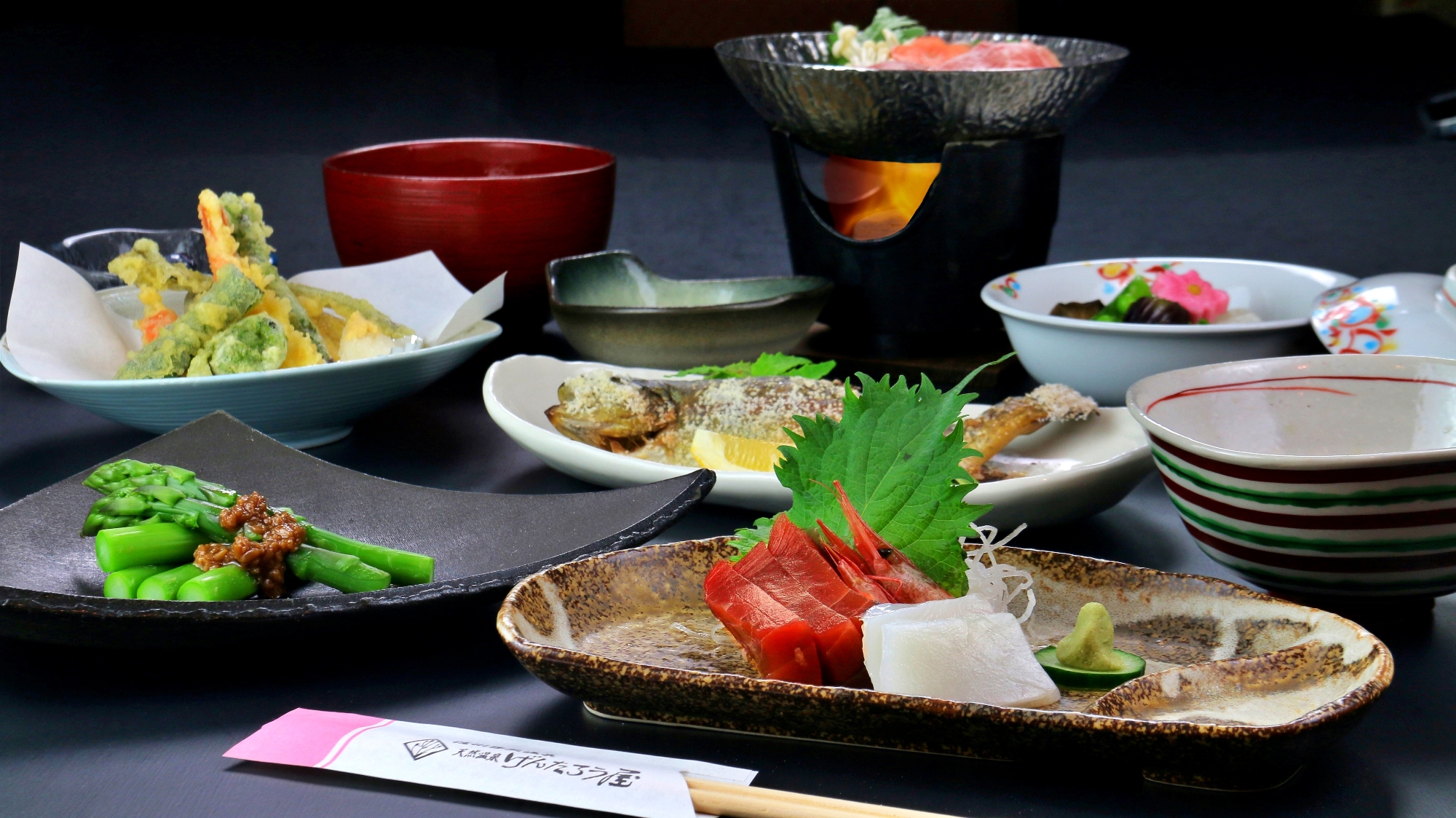 【夕食一例】地元食材や旬のものをお楽しみいただく夕食です。