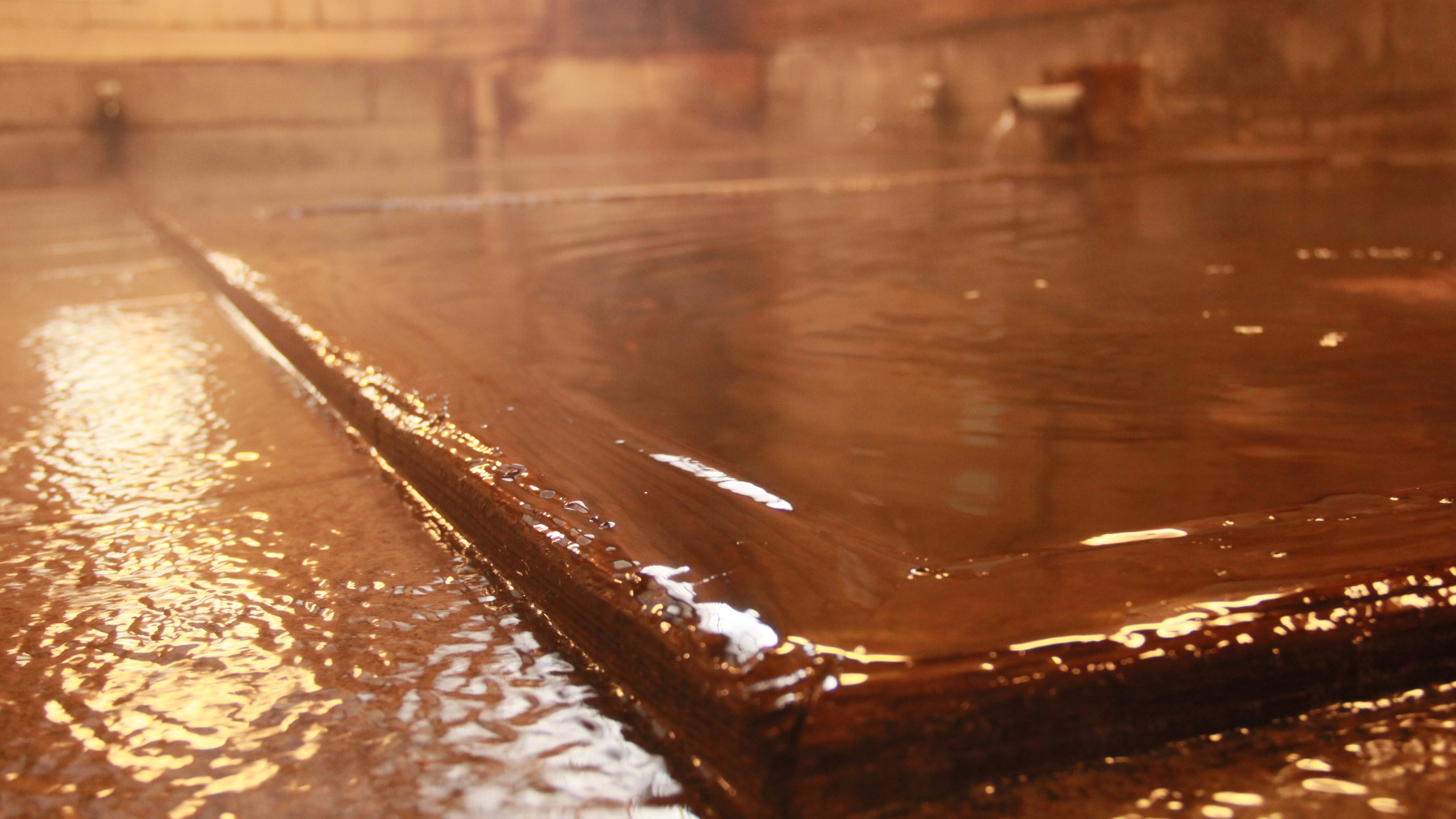 大湯は温泉街の中心にあります。