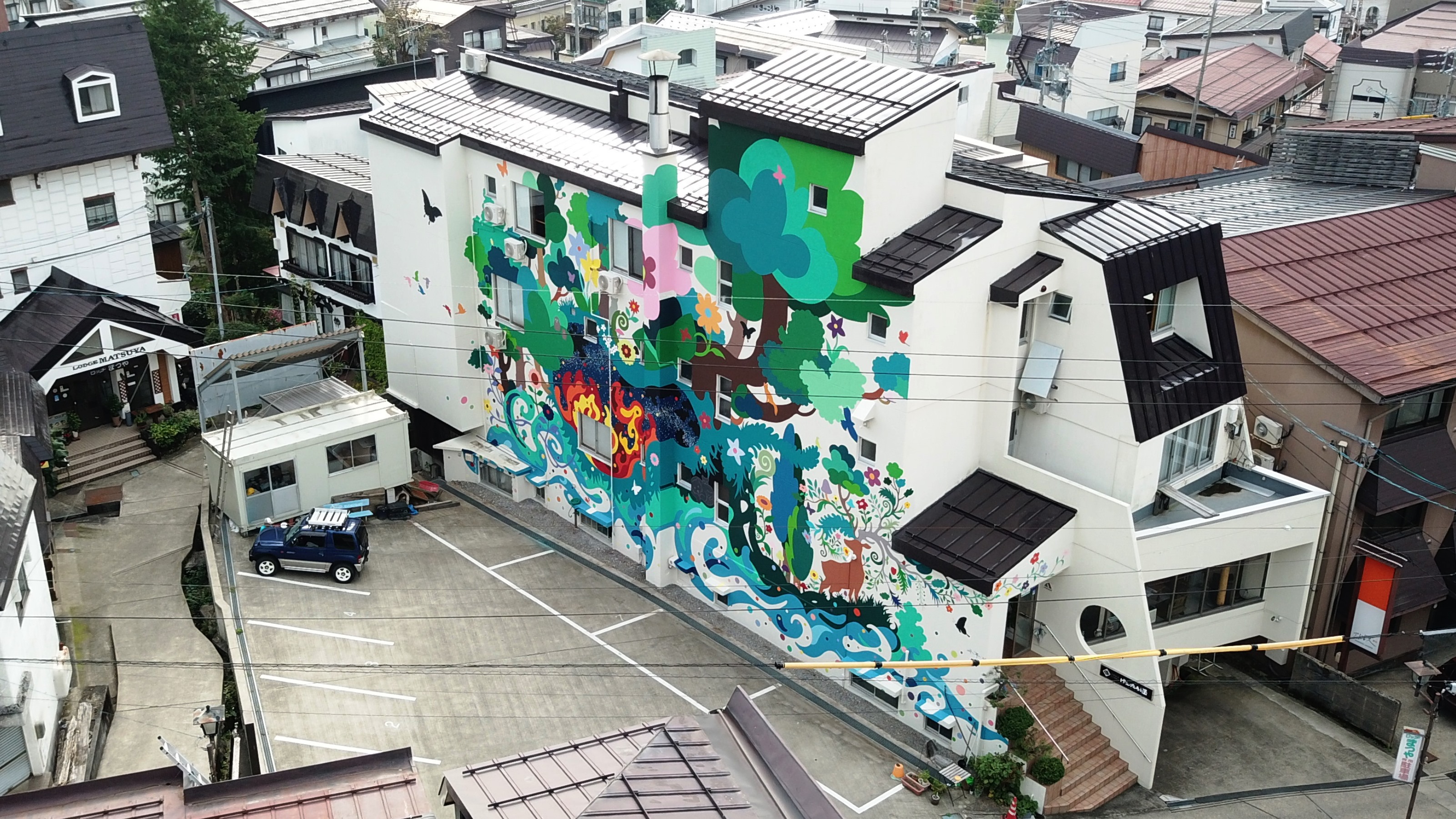 げんたろう屋はカラフルな壁画が目印です!