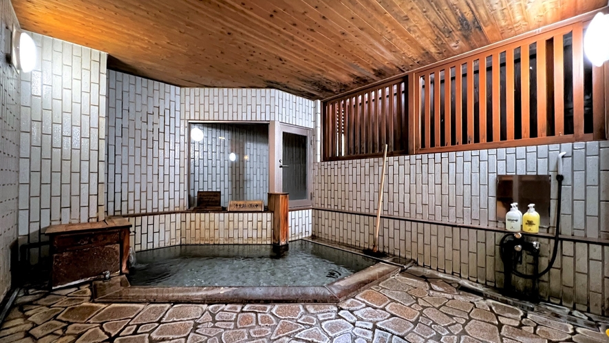 石造りのコンパクトな内湯。源泉かけ流しをお楽しみいただけます