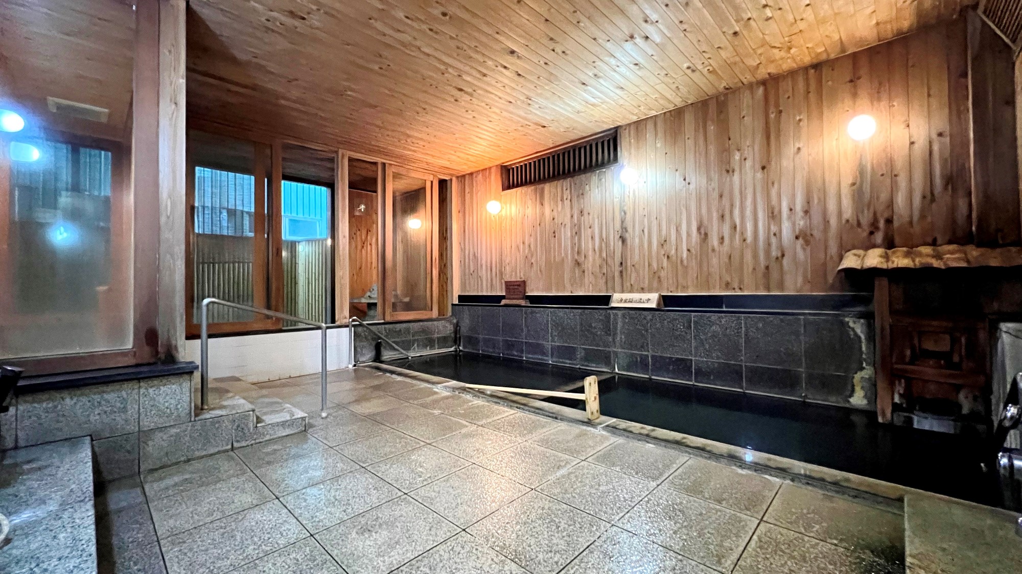 【内湯】檜造りの内湯。