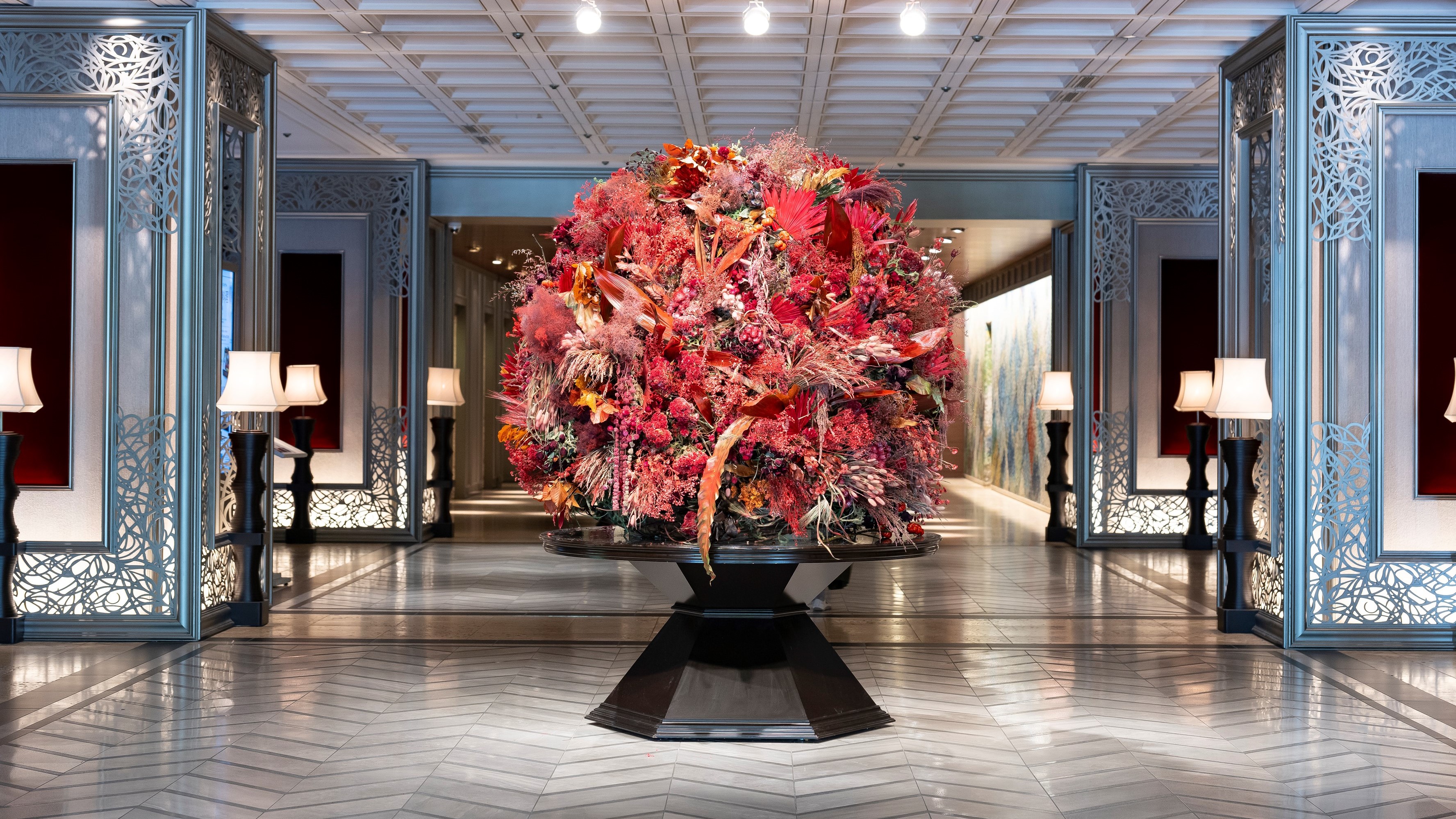 ロビーを彩るサステナブルフラワー（秋イメージ）