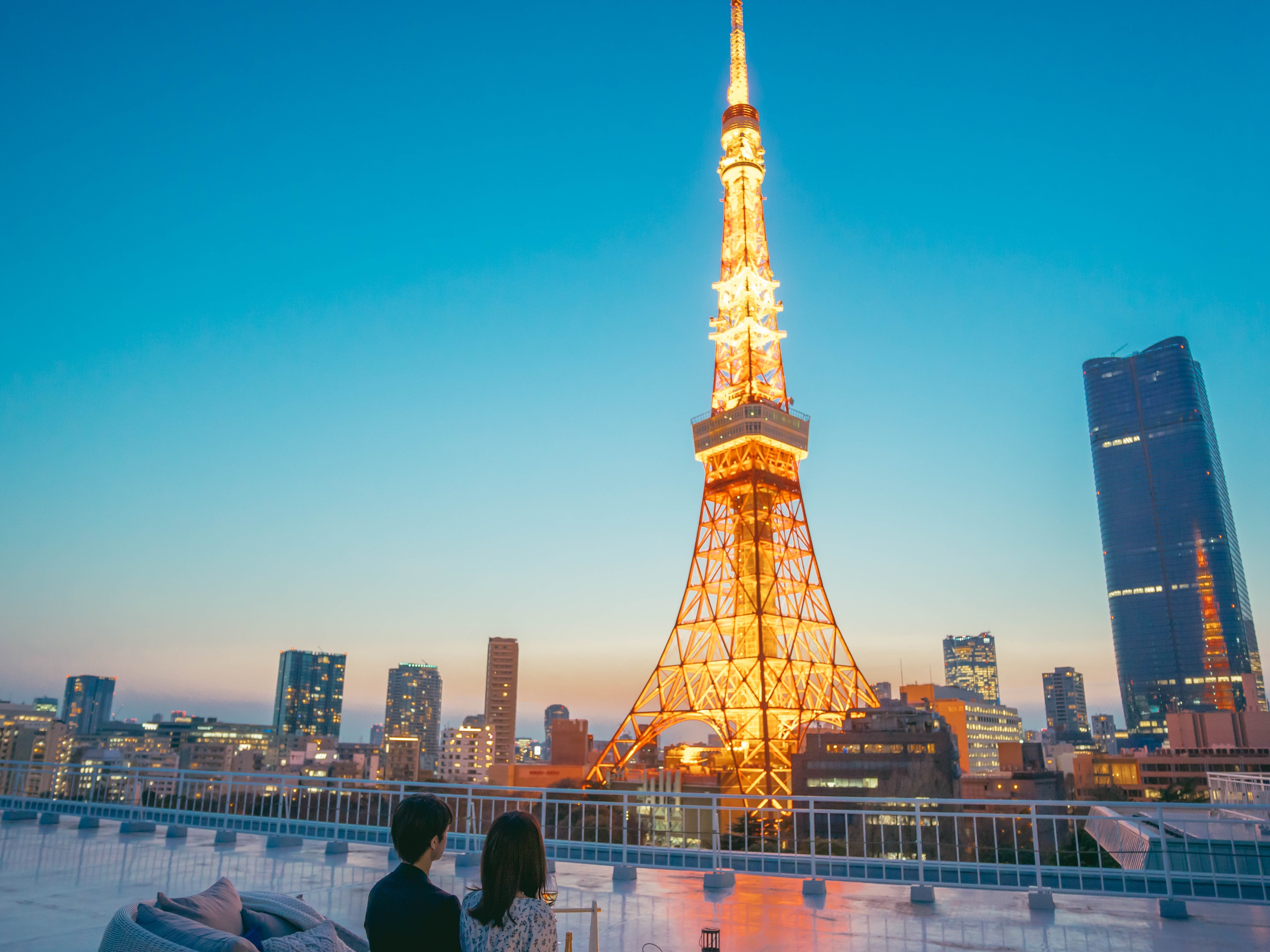 東京タワーを目前に望むホテルの屋上でナイトピクニック　イメージ