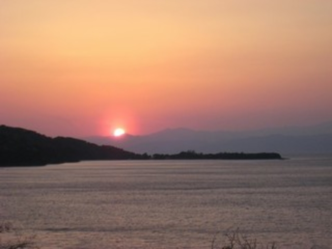 大瀬岬後方に沈む夕日