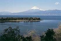 大瀬岬の後方にそびえたつ富士山