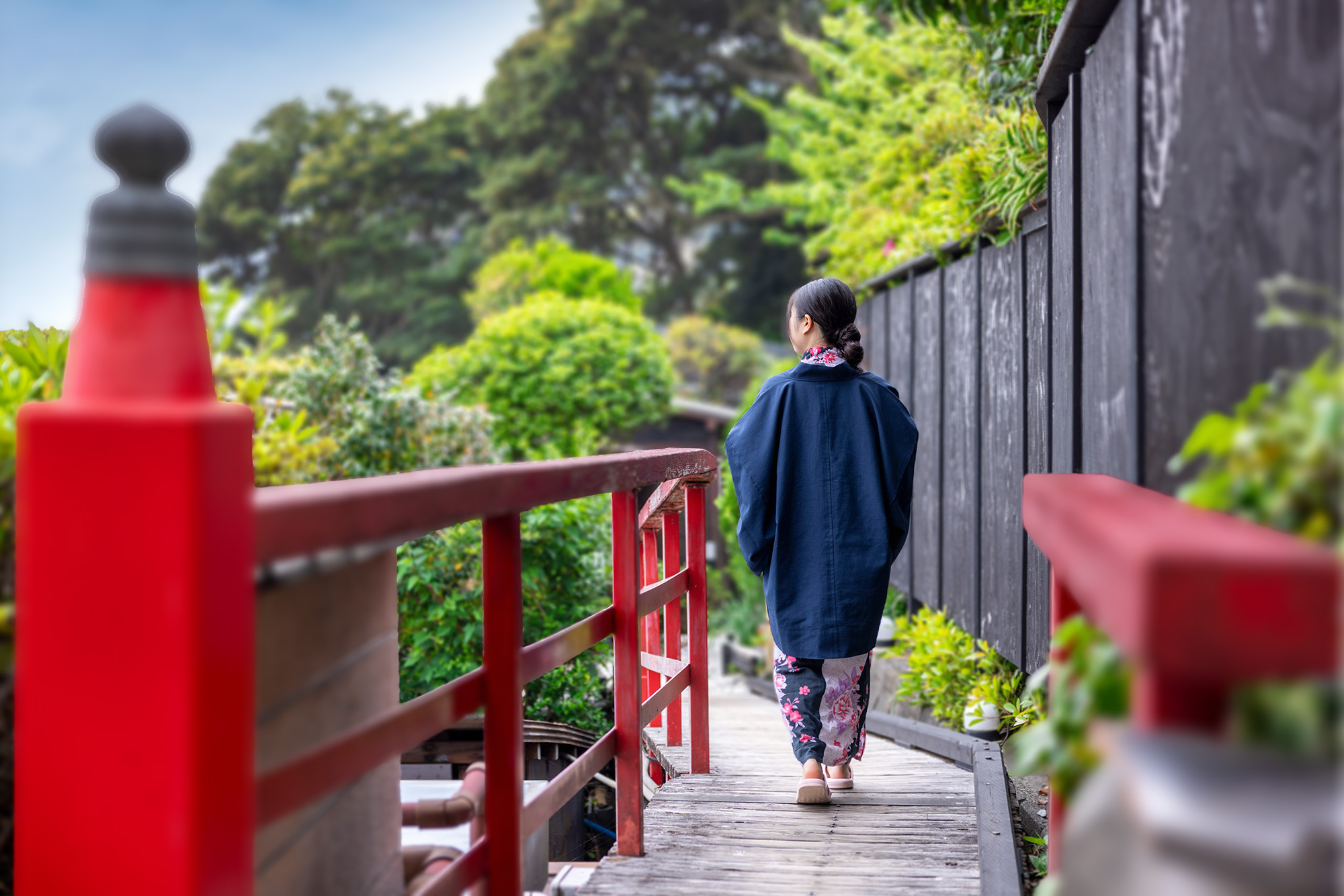 無料貸切露天風呂へのアプローチです。 旅館の建物を出て、貸切露天風呂への歩道です。