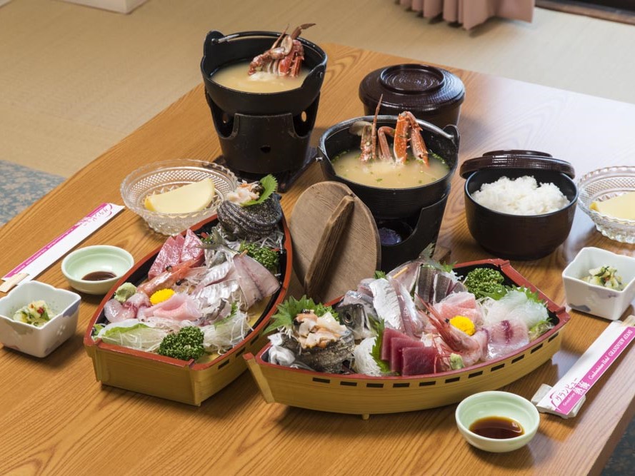 【お部屋で夕食付】鮮魚店直送の地魚が人気！新鮮な舟盛定食をお部屋にお届け♪