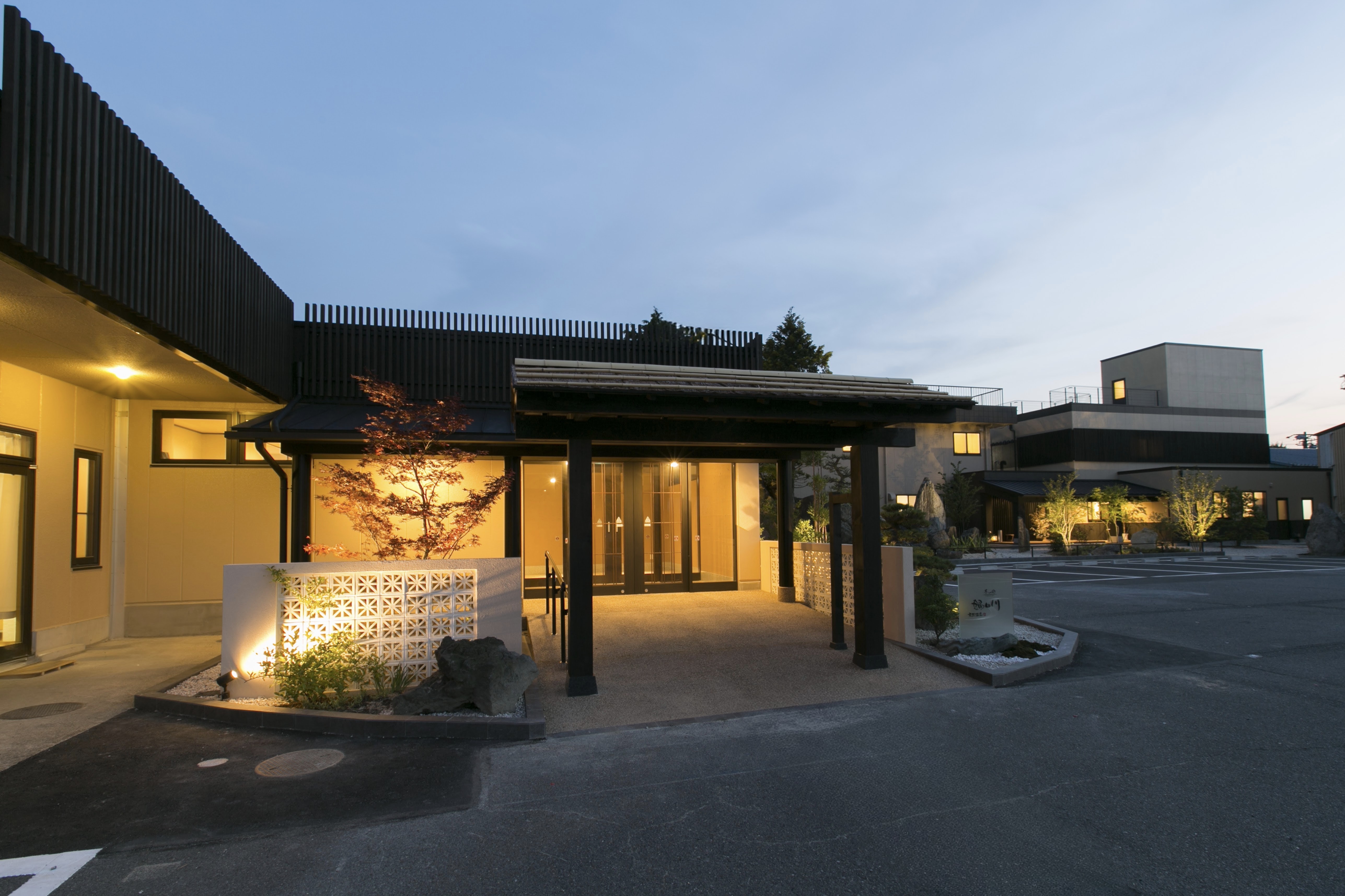 季の邸 鍋田川の正面玄関となります
ご宿泊の際はこちらの玄関よりお入りください