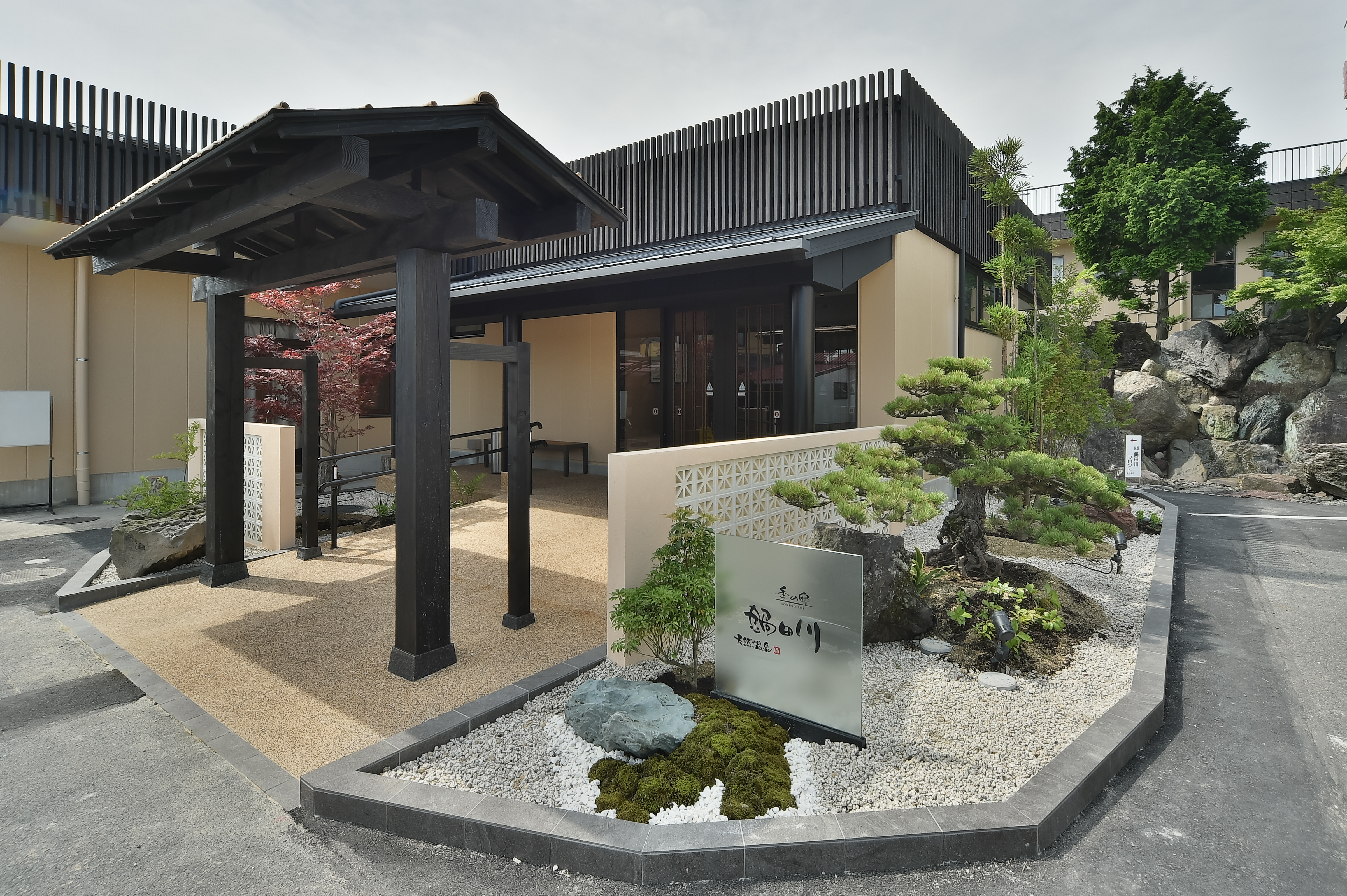 季の邸 鍋田川の正面玄関となります
ご宿泊の際はこちらの玄関よりお入りください