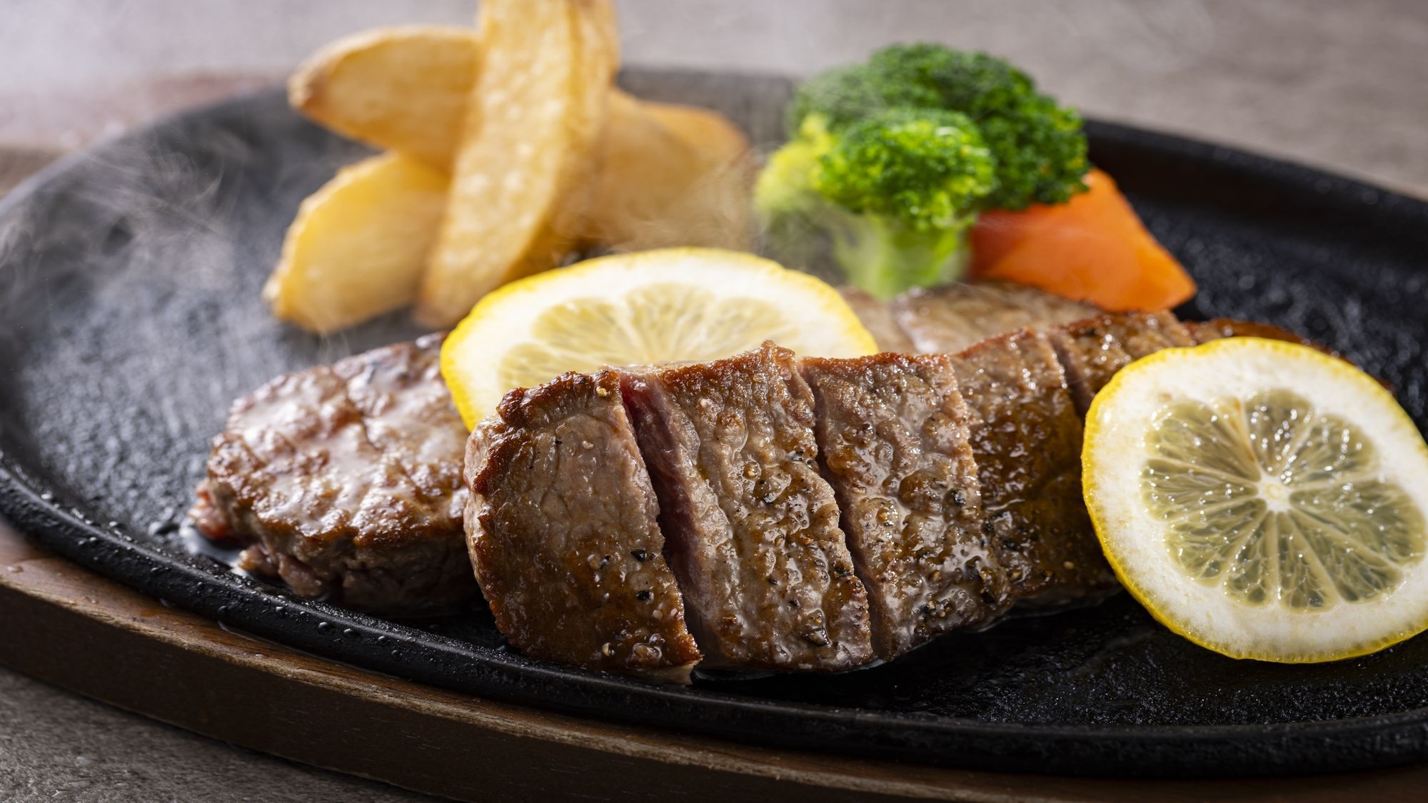 【1泊2食付】ホテルレストランでのご夕食（2000円食事券）+ご朝食ビュッフェ付き