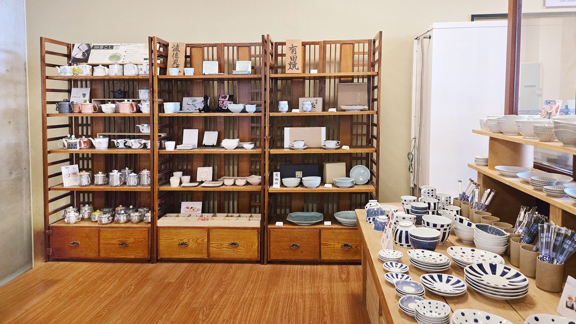 売店（陶磁器コーナー）