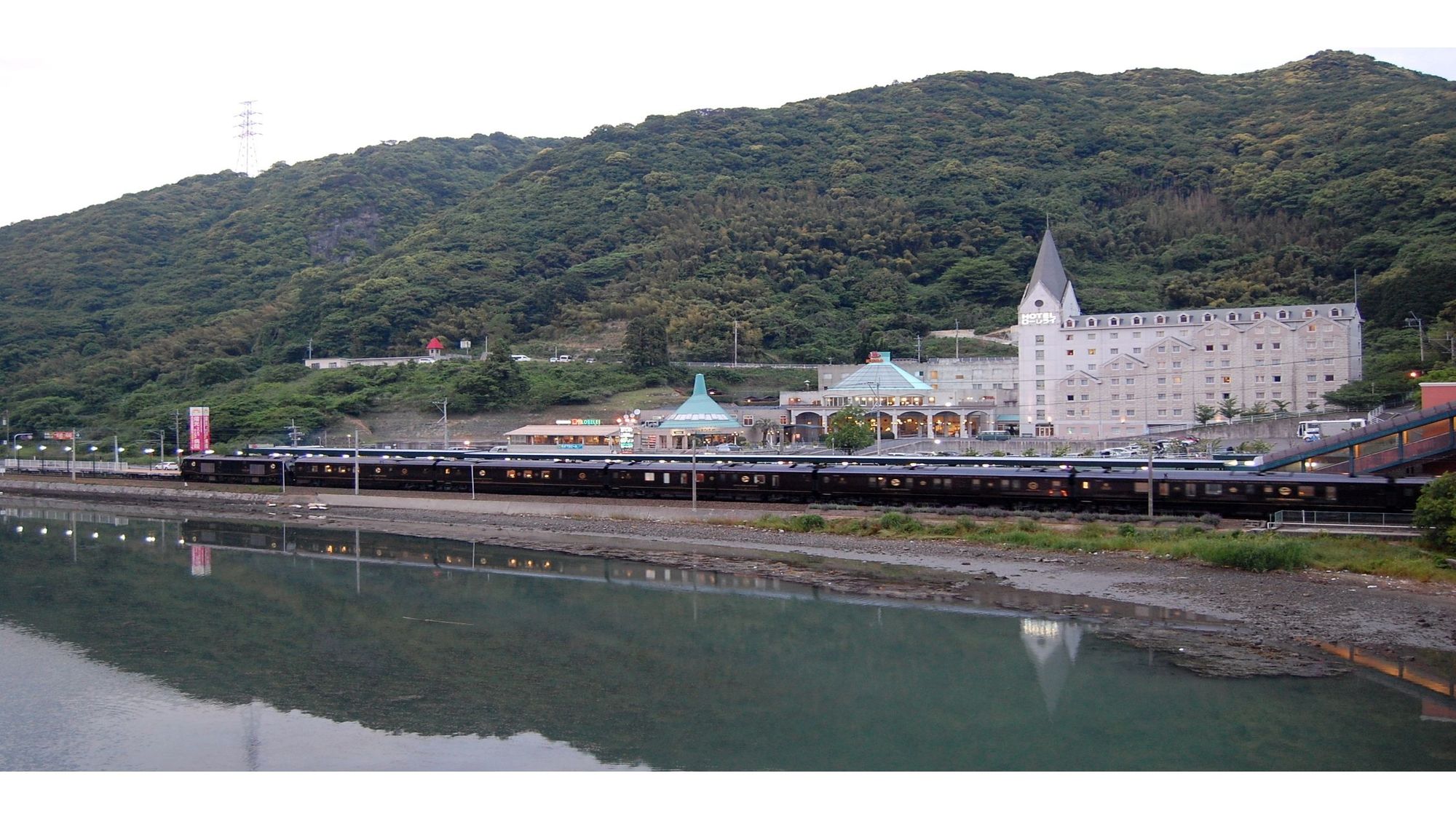ハウステンボス駅とホテルローレライ