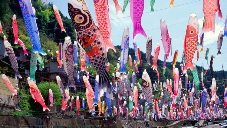 杖立温泉名物『鯉のぼりまつり』当館からゆっくりご覧ください！