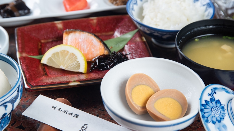 *朝食には蒸し場で蒸した温泉蒸し玉子をどうぞ