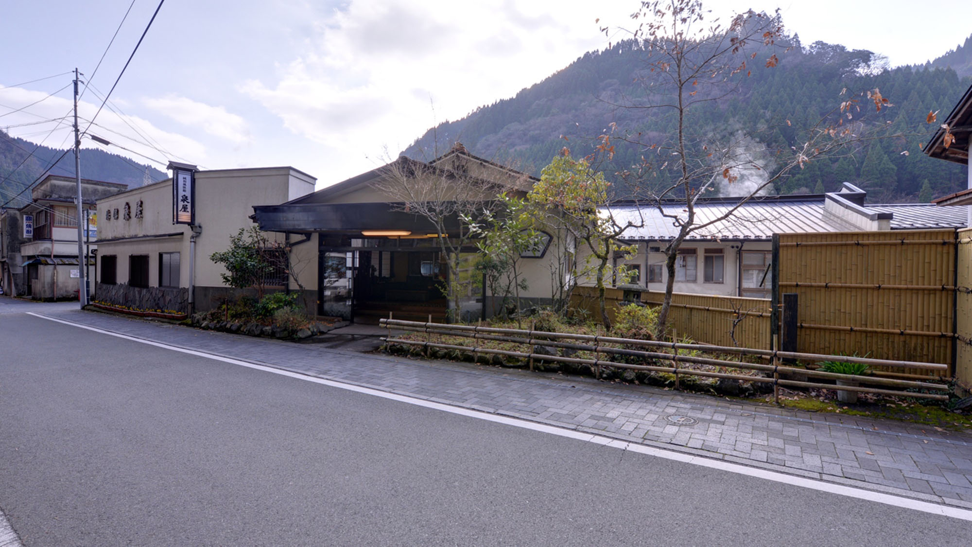 *創業130年以上。歴史深い杖立温泉郷に佇む純和風旅館で寛ぎの休日を。