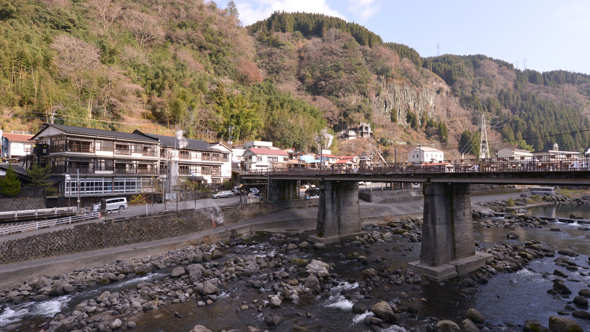 *130年以上の歴史を誇る純和風旅館。湯けむり漂う杖立温泉郷で旅情に浸る