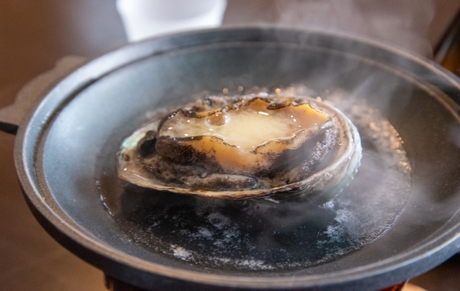 【あわびを独り占め】磯の香りと旨みが溢れ出す「あわびの酒蒸し」を堪能！大人の海鮮会席プラン