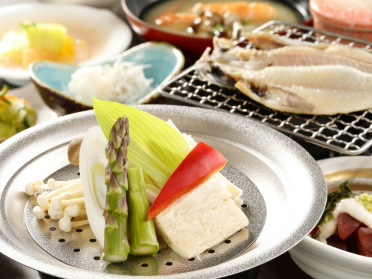【美食の基本】鮮度に心躍る地魚刺身4点盛　絶景貸切露天を何度でも独占！「海目の前」の老舗×セブン1分