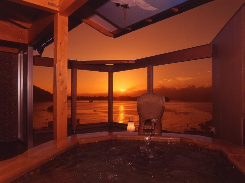 【美食の基本】鮮度に心躍る地魚刺身4点盛　絶景貸切露天を何度でも独占！「海目の前」の老舗×セブン1分