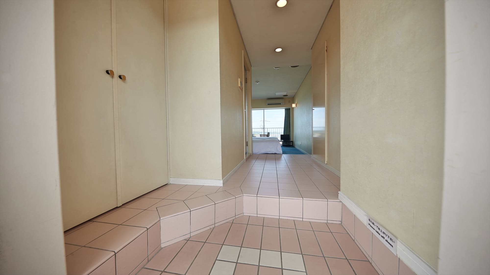 【2階洋室◇客室一例】ピンクのタイルが印象的な玄関♪
