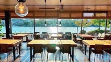 *【レストラン】朝日がキラキラ輝く瀬田川を眺めるレストランでゆったり朝食をお召し上がりください。
