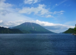 男体山と中禅寺湖