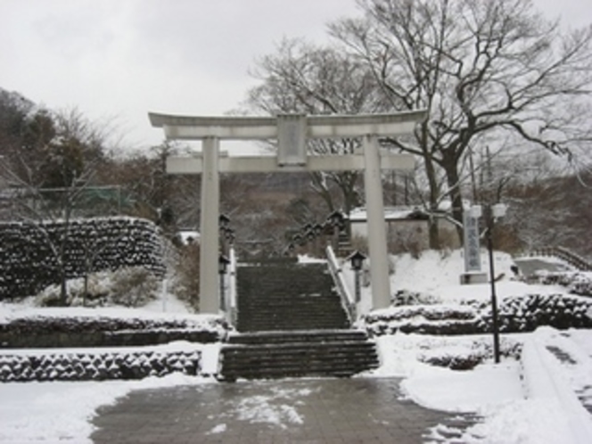 雪と温泉神社鳥居