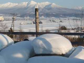 テラスの上に積もった雪の厚さ