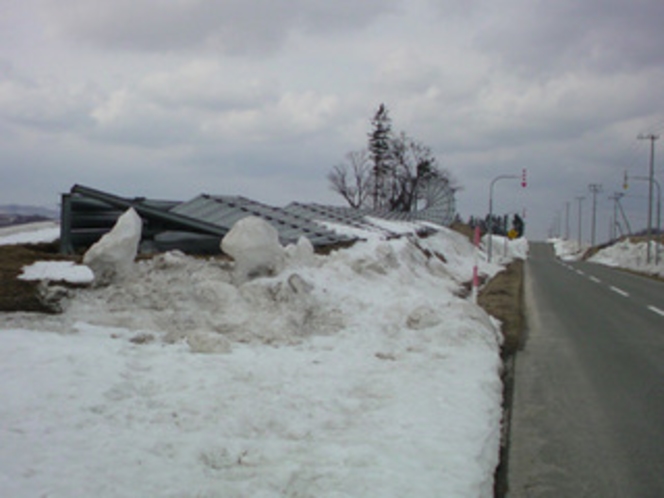 壊れた防雪柵