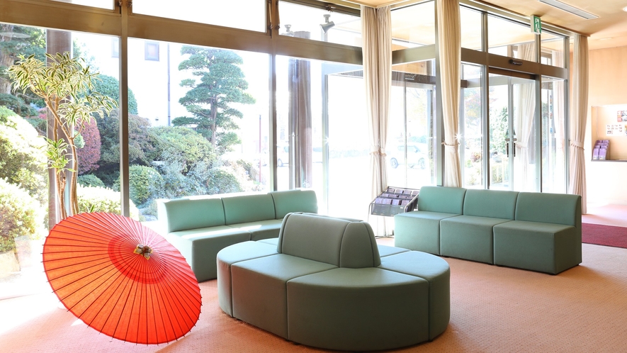  ◇ロビー　  開放的な空間と窓から見える日本庭園