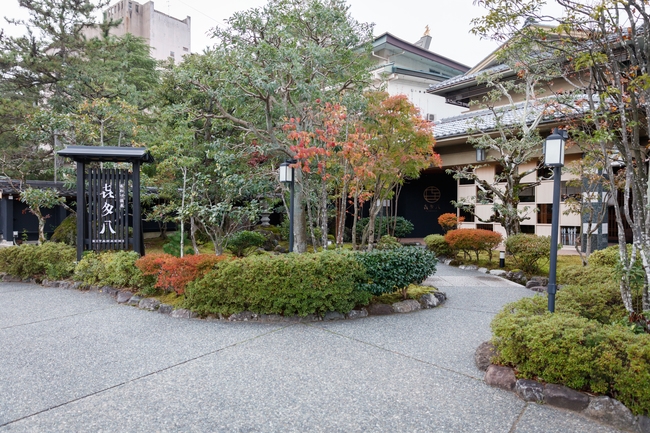 【気軽に活蟹体験】二人で一杯を分けて楽しむ三種の味わい　はじめてでも安心の八品会席