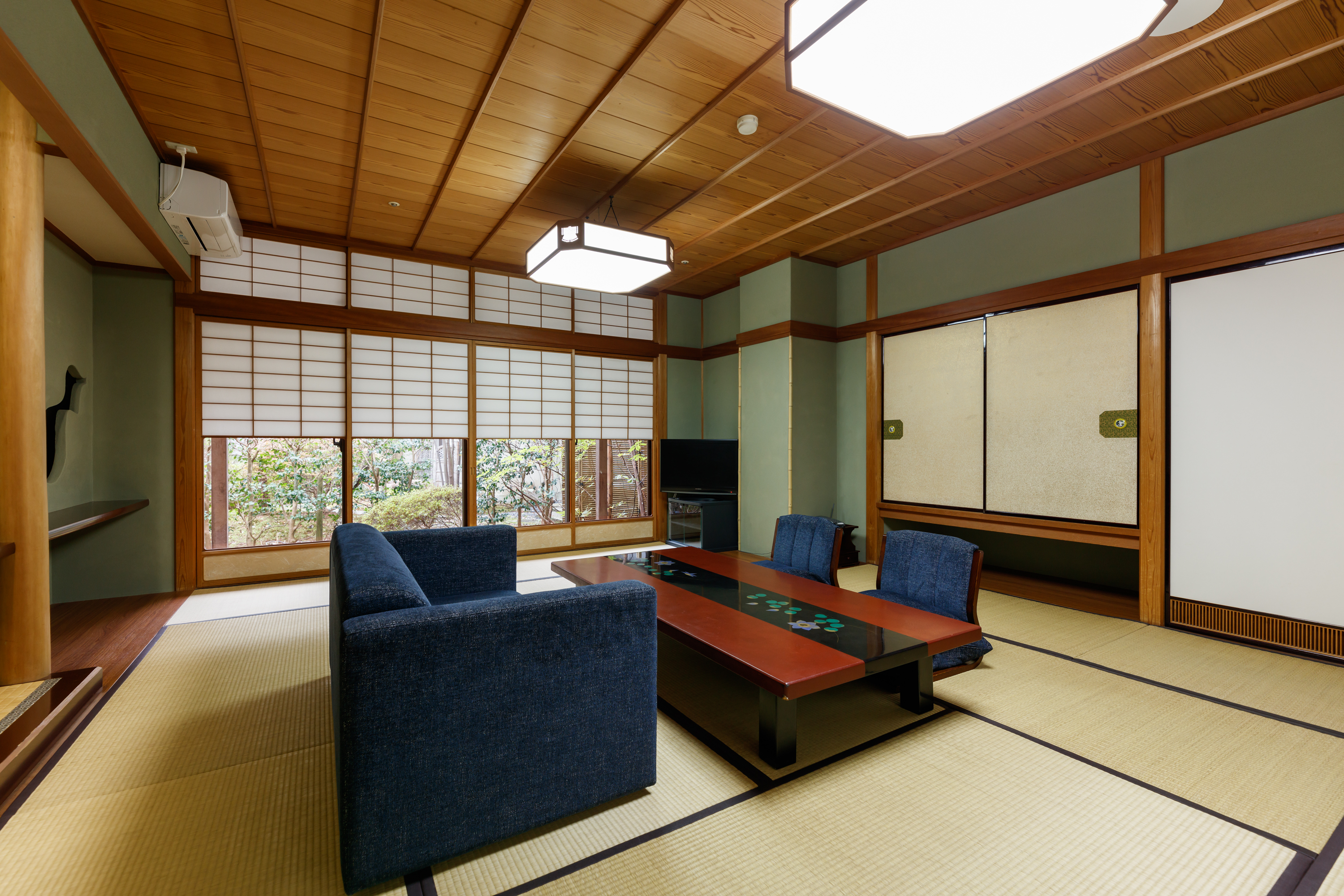 和室１５畳■十分な広さの和室。客室からは、中庭が望めて落ち着いた時間をお過ごしいただけます。