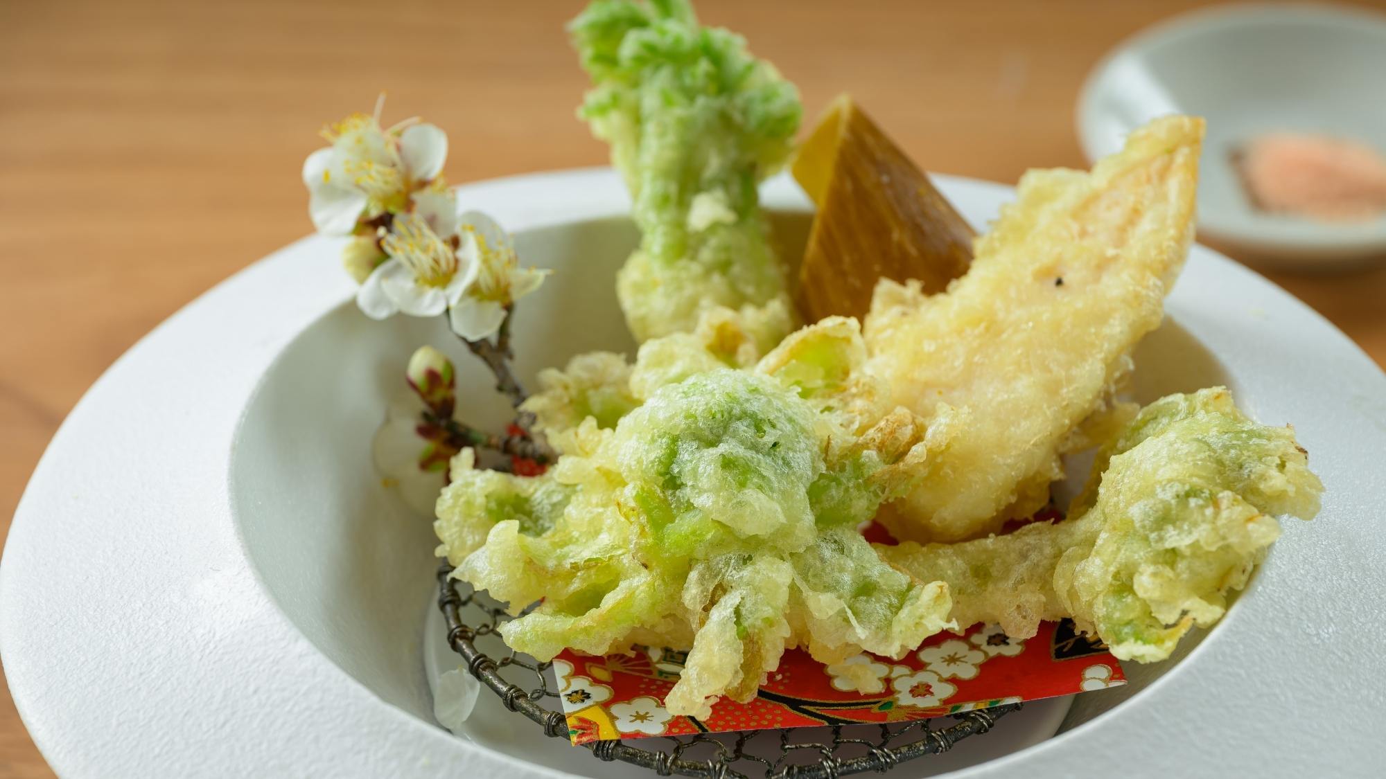 【春限定〇ことほぎ膳】山菜天ぷらとあなご鍋〜黄金白銀の二湯と愉しむ春の美味少量会席