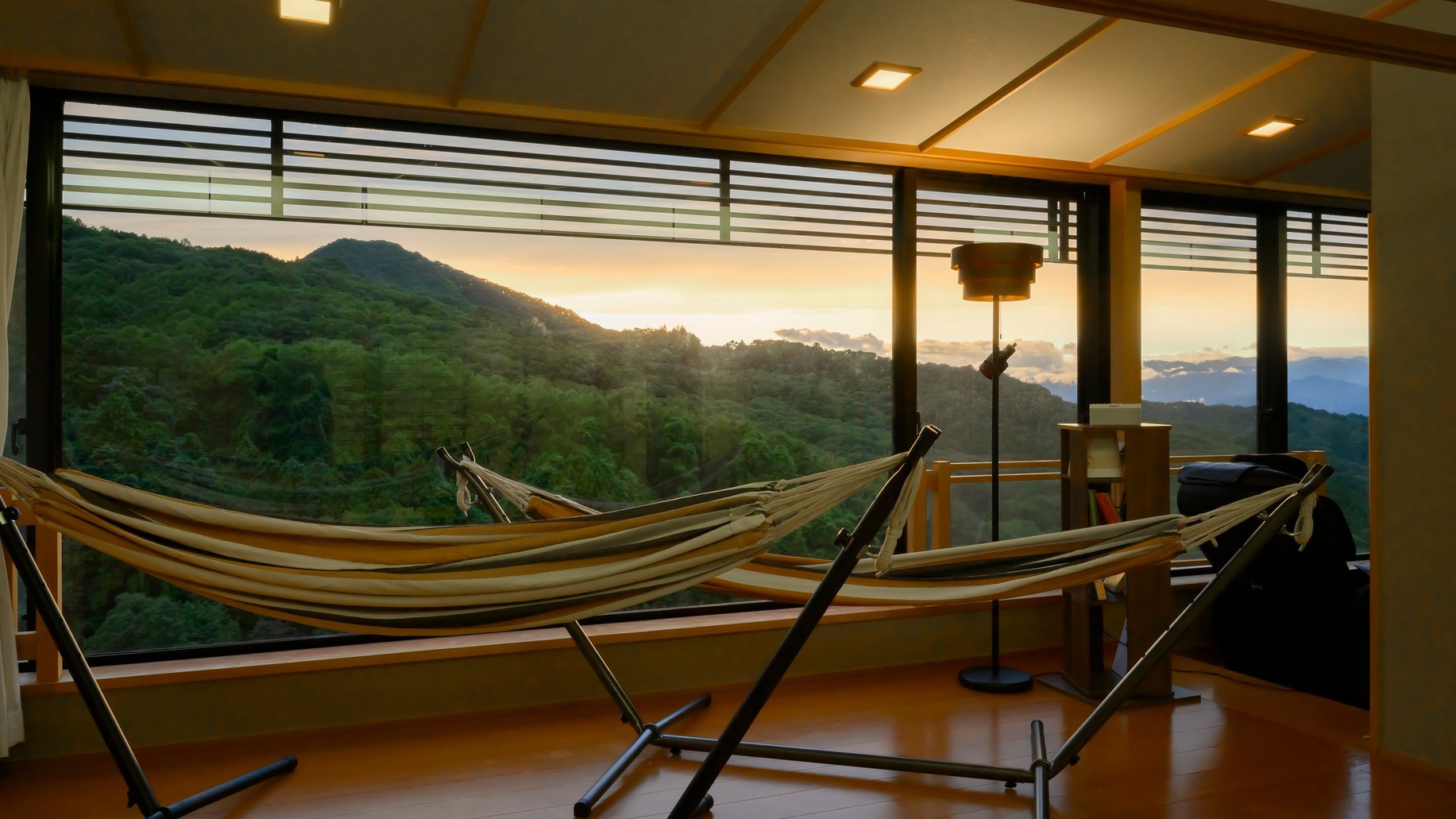 【新客室】「心寧-kokone-」標高800ｍからの夕焼けは最高の眺めです。