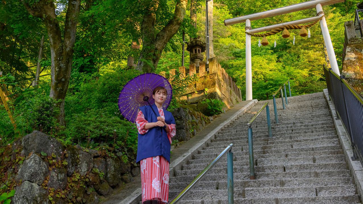 和傘と色浴衣の色合せは自分だけのお好みを探してみて。緑が眩しい伊香保神社にて