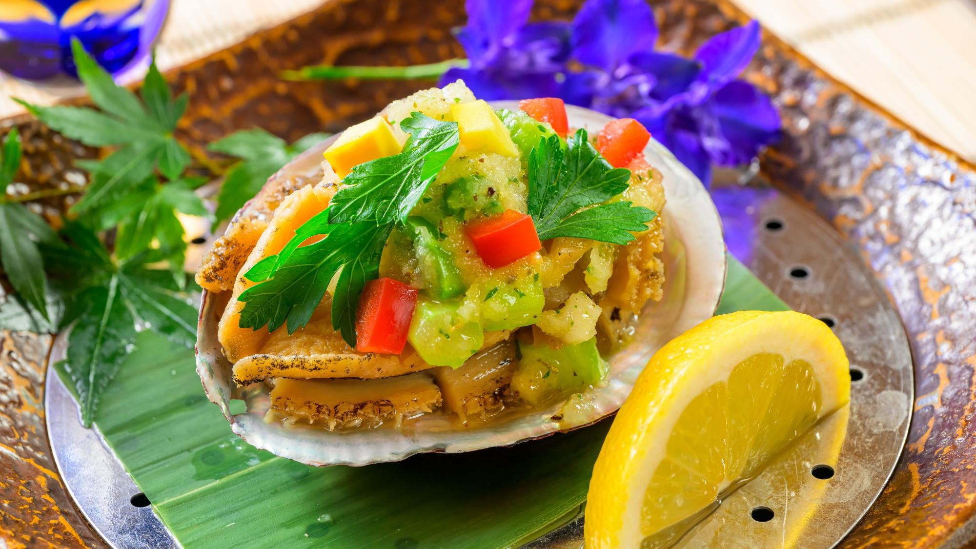 【個室で味わう夏の美味】鮑＆殻付き雲丹〜夏の美味饗宴「万葉創作和会席」