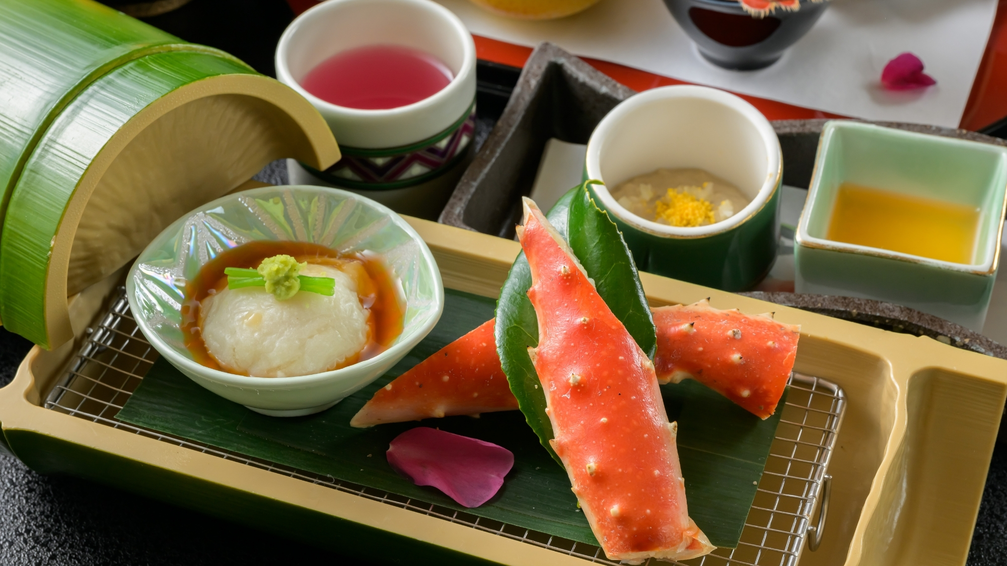 蟹をはじめとするこの時期ならではの食材をふんだんに。冬の美食をご堪能ください。