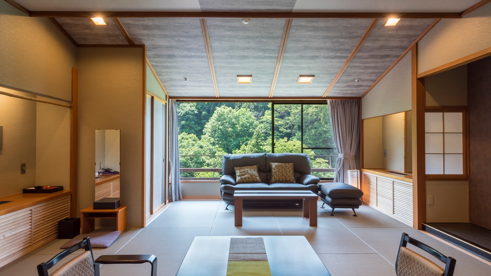 柔らかな琉球畳でのんびりとお寛ぎください。和モダン客室。