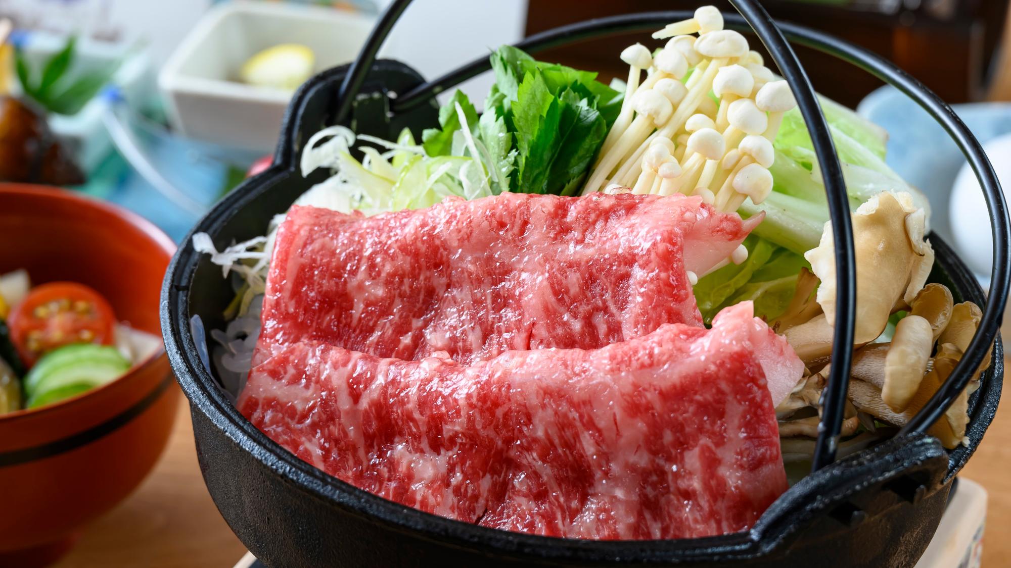 人気の「牛すき焼き鍋」。口の中で広がるお肉の旨味をお楽しみ下さい