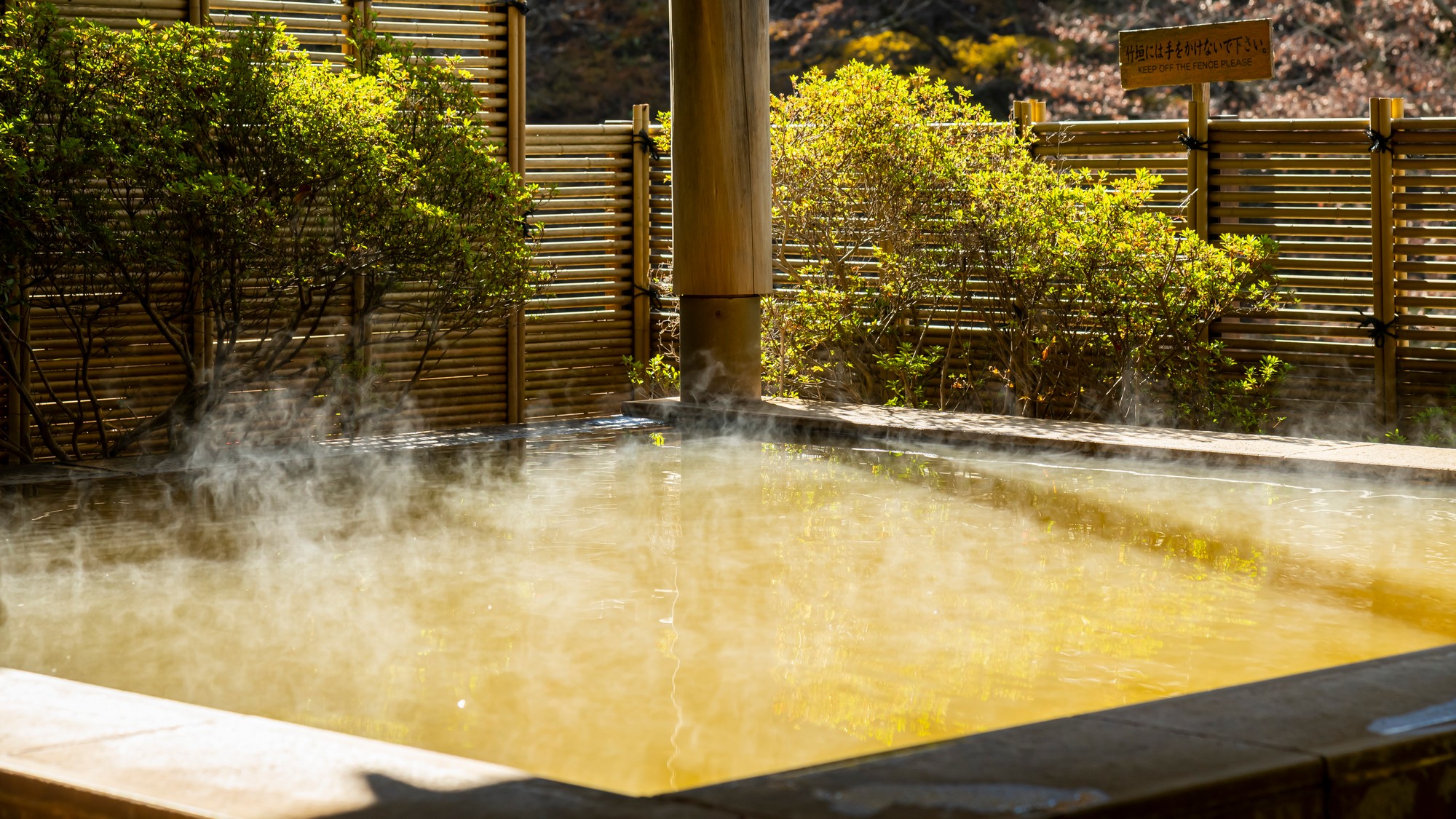 露天風呂から眺める奥伊香保の景色。一面の山々を眺められるのは当宿の自慢の一つ。