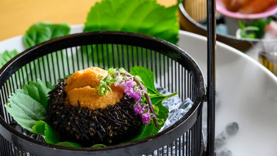 とろけるような味わいの旬を迎えた雲丹。夏ならではの贅沢な味覚は夏の万葉創作和会席より。