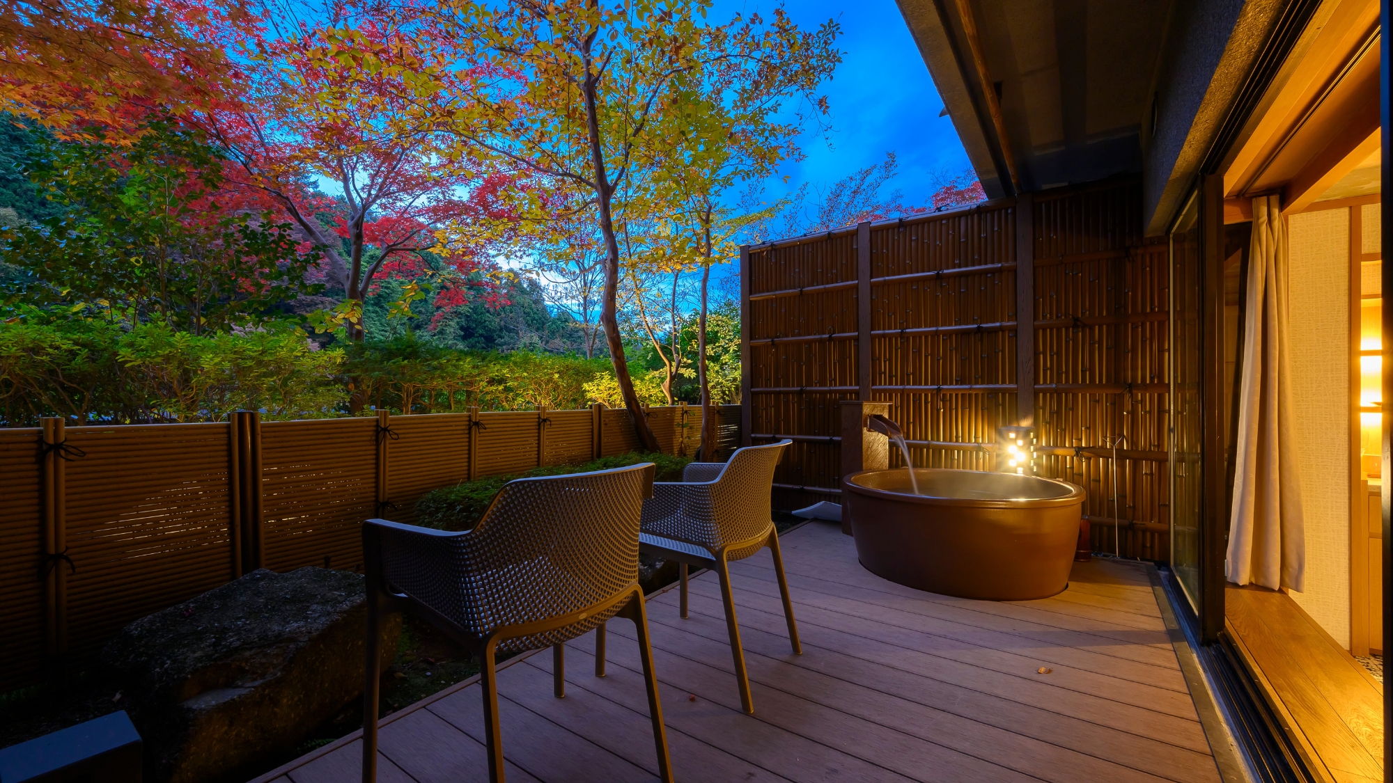 伊香保の自然と庭園の木々が織りなす美しい景色。万葉館露天風呂付客室。