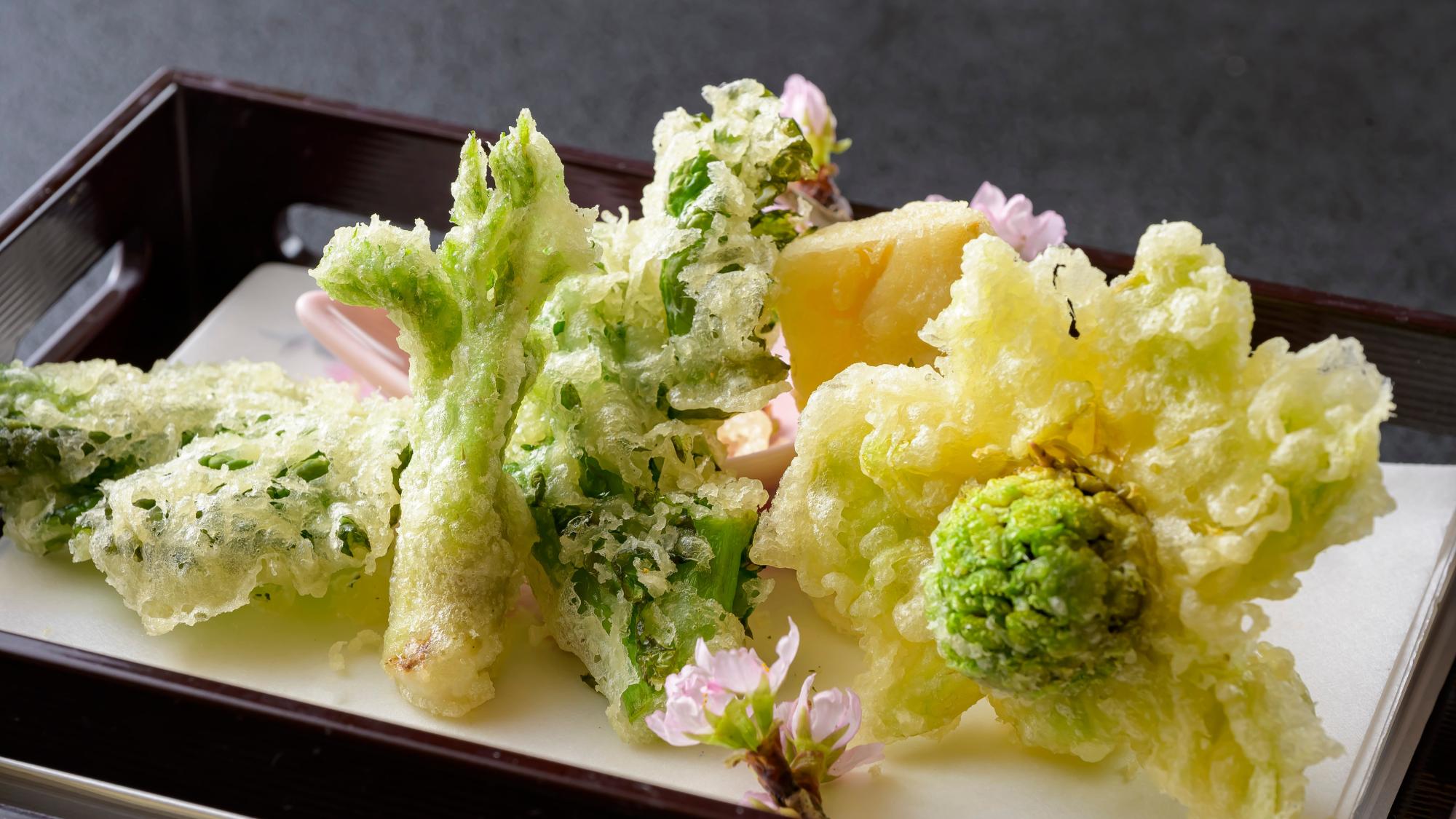 春季限定、旬の味覚の山菜をふんわりと揚げた天婦羅を召し上がれ。