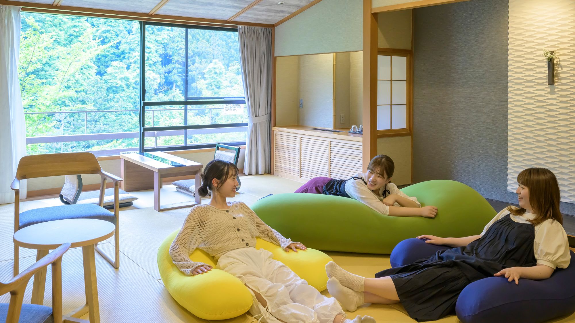 【万葉館和モダン客室―riraku悠りらく―】極上の座り心地「Yogibo」を配した寛ぎの客室