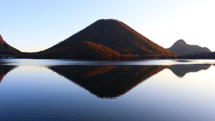 冬の澄んだ空気に浮かび上がる榛名山と榛名湖