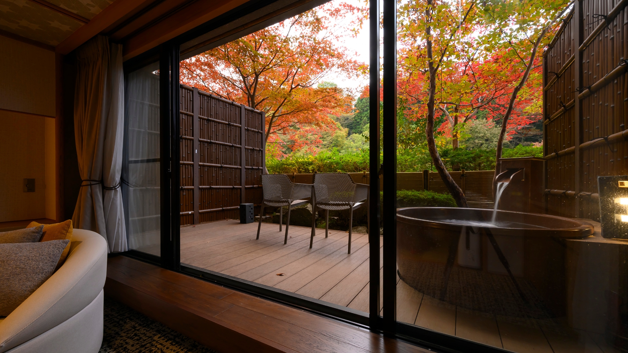 紅葉シーズンには庭園の木々も色づき、見事な風景に。